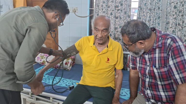 সিনিয়র সাংবাদিক শফিক রেহমান বিএসএমএমইউতে ভর্তি